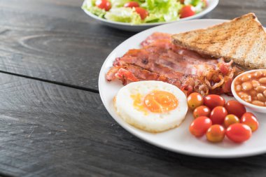 Kahvaltı ahşap masada