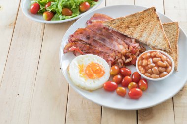 Kahvaltı ahşap masada