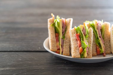 Tahta arka planda sandviç