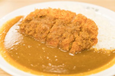 Kızarmış domuz etli körili pilav.