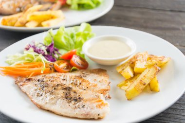 Ahşap masada balık bifteği