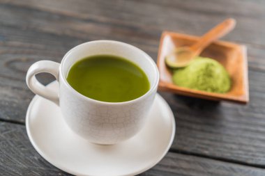 ahşap arka plan üzerinde sıcak matcha