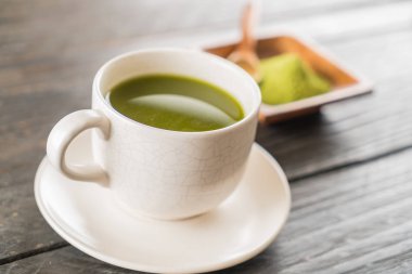 ahşap arka plan üzerinde sıcak matcha