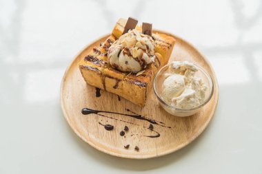 Bal tost ile karamelli dondurma ile