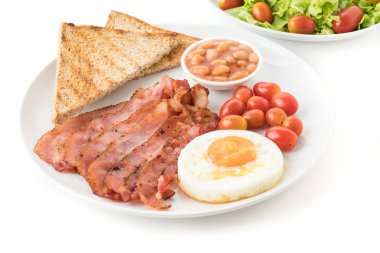 beyaz zemin üzerine kahvaltı