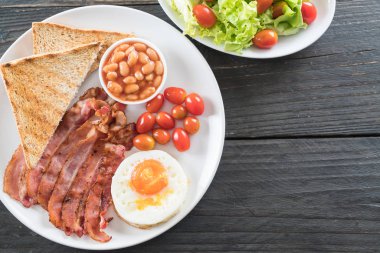 Kahvaltı ahşap masada