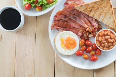 Kahvaltı ahşap masada