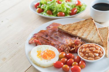 Kahvaltı ahşap masada