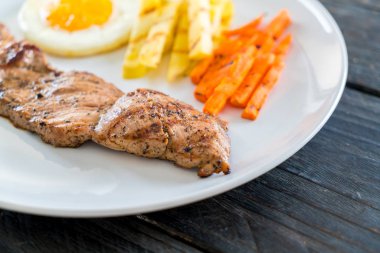 Ahşap arka plan üzerinde domuz eti biftek