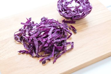 beyaz arkaplanda mor lahana