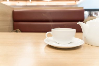 Çay fincanı masada.