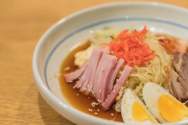 karides, jambon, domuz eti ve yumurta ile soğuk ramen