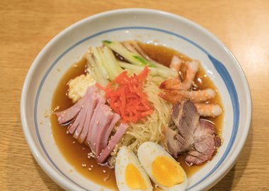 karides, jambon, domuz eti ve yumurta ile soğuk ramen