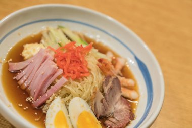 karides, jambon, domuz eti ve yumurta ile soğuk ramen