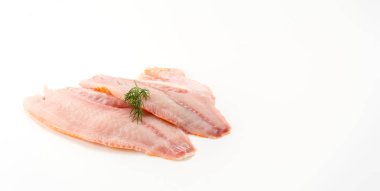 beyaz arkaplanda tilapia ham