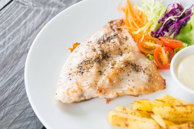 Ahşap masada balık bifteği