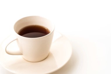 Beyaz arkaplanda çay fincanı