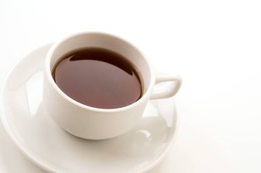Beyaz arkaplanda çay fincanı