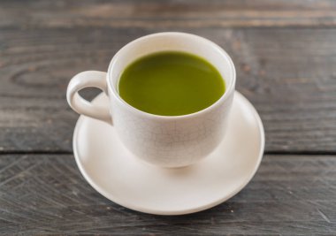 ahşap arka plan üzerinde sıcak matcha