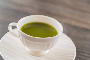 ahşap arka plan üzerinde sıcak matcha