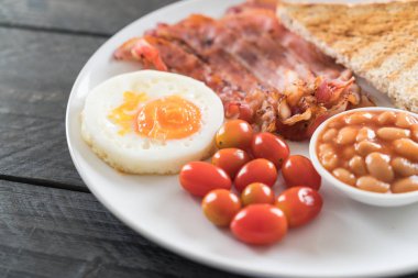 Kahvaltı ahşap masada