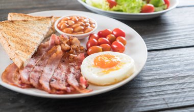 Kahvaltı ahşap masada