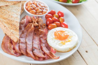 Kahvaltı ahşap masada