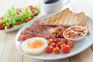 Kahvaltı ahşap masada