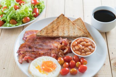 Kahvaltı ahşap masada