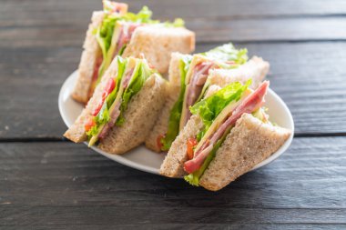 Tahta arka planda sandviç