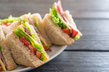 Tahta arka planda sandviç