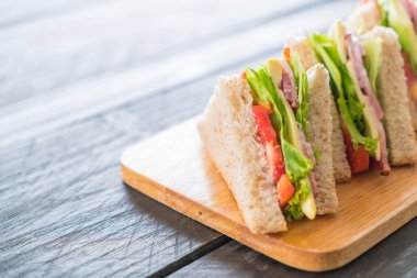 Tahta arka planda sandviç