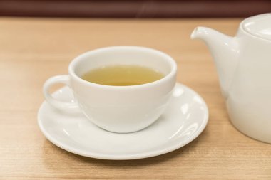 Çay fincanı masada.