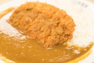 Kızarmış domuz etli körili pilav.