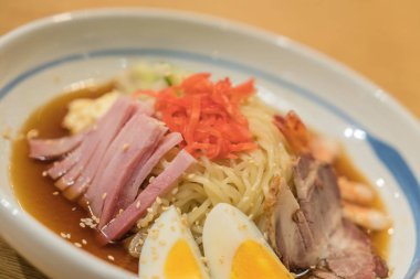 karides, jambon, domuz eti ve yumurta ile soğuk ramen