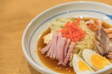 karides, jambon, domuz eti ve yumurta ile soğuk ramen