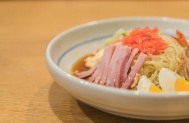 karides, jambon, domuz eti ve yumurta ile soğuk ramen