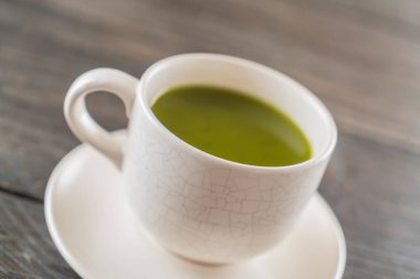 ahşap arka plan üzerinde sıcak matcha