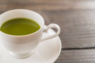 ahşap arka plan üzerinde sıcak matcha