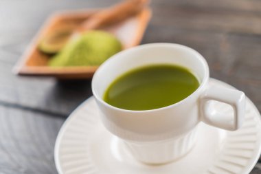 ahşap arka plan üzerinde sıcak matcha