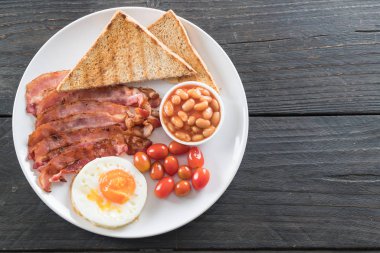 Kahvaltı ahşap masada