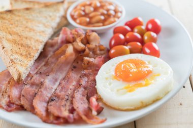 Kahvaltı ahşap masada