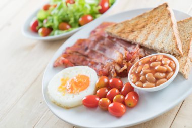 Kahvaltı ahşap masada