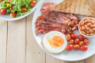 Kahvaltı ahşap masada