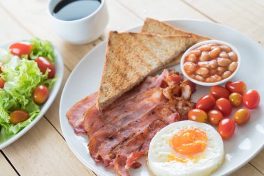 Kahvaltı ahşap masada