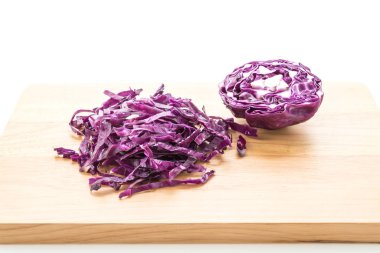 Ahşap tahta üzerinde mor lahana