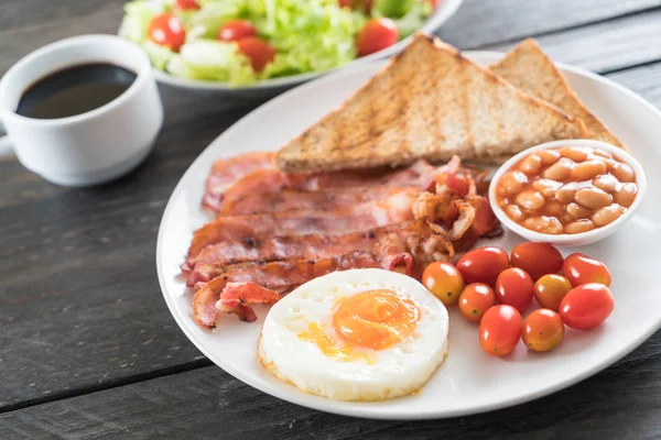 Desayuno en mesa de madera — Foto de Stock