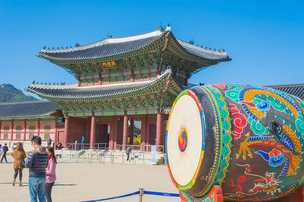 Enorme tambor ceremonial en Gyeongbokgung Palace — Foto de Stock