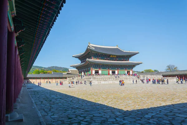 Hermosa arquitectura en Gyeongbokgung Palace en la ciudad de Seúl — Foto de Stock