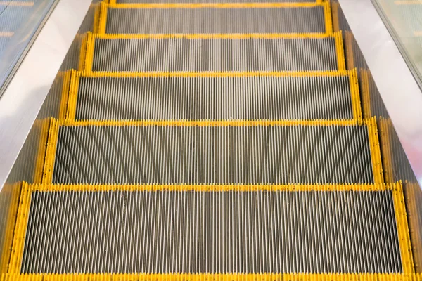 Escalera mecánica en un moderno centro comercial —  Fotos de Stock